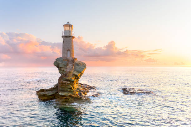 o belo farol tourlitis de chora à noite. ilha andros, cíclades, grécia - sea aegean sea night illuminated - fotografias e filmes do acervo