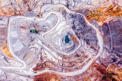 Vista superior de un pozo abierto para la extracción de oro de oro con profundidad de 250 metros photo