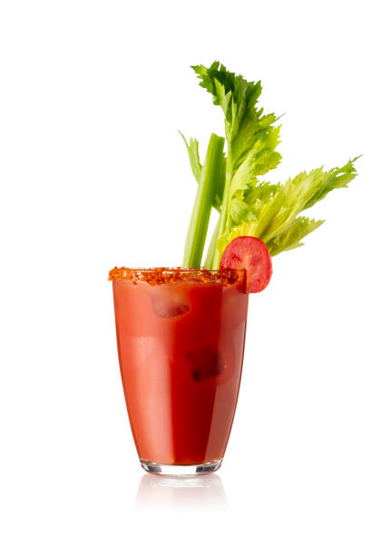 cocktail bloody marry isolé sur le blanc - tomato juice drink celery juice photos et images de collection