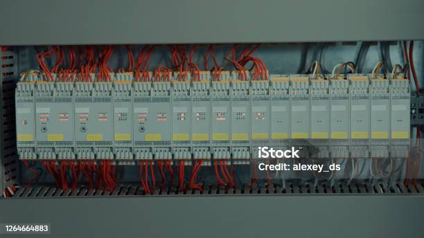 Switch Pada Control Panel Kabel Dan Swith Di Panel Kontrol Digital Industri Foto Stok - Unduh ...