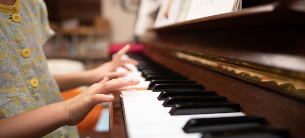 Manos de un niño tocando el piano photo