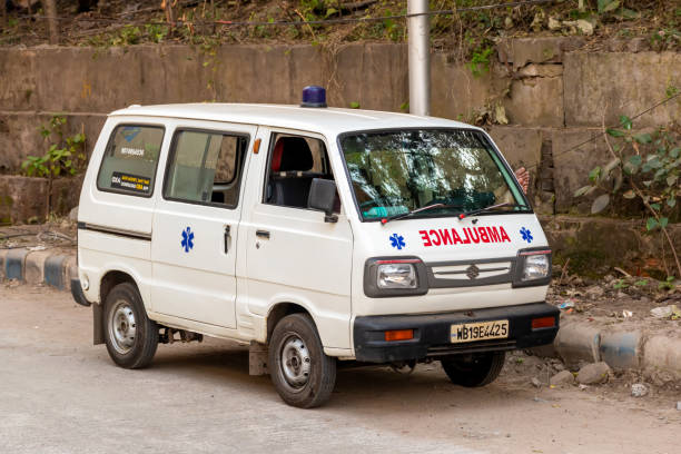 foto di un furgone ambulanza su strada vicino a calcutta a febbraio 2020 - travel healthcare and medicine emergency services urgency foto e immagini stock