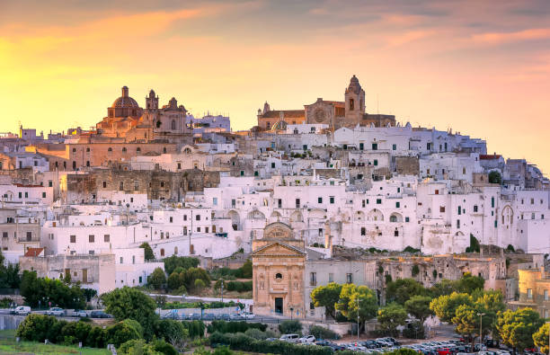 ostuni ciudad al atardecer. ciudad blanca de la región de apulia, sur de italia - brindisi fotografías e imágenes de stock