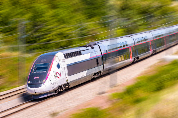 a tgv inoui high speed train at full speed in the countryside with motion blur. - alstom photos et images de collection