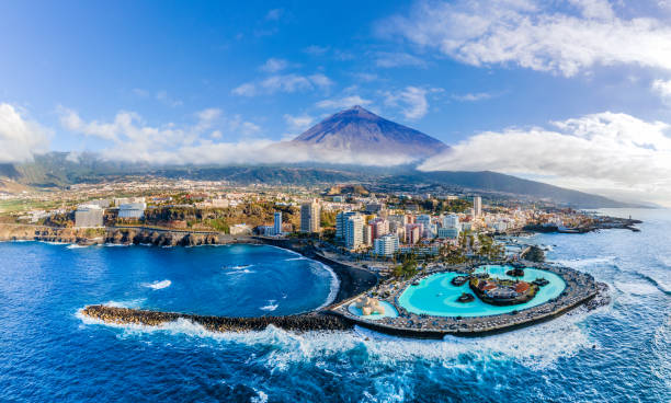 vista aerea con puerto de la cruz, tenerife - tenerife foto e immagini stock