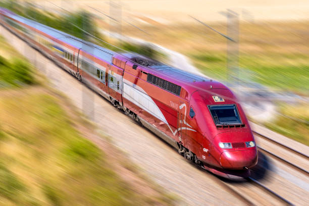 un train à grande vitesse thalys à pleine vitesse dans la campagne avec flou de mouvement. - alstom photos et images de collection