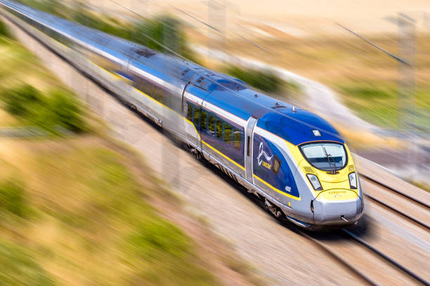 un tren eurostar de alta velocidad a toda velocidad en el campo con desenfoque de movimiento. - railroad track train journey rural scene fotografías e imágenes de stock