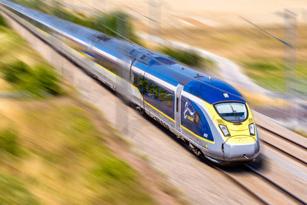 un train à grande vitesse eurostar à pleine vitesse dans la campagne avec flou de mouvement. - correction numérique photos et images de collection