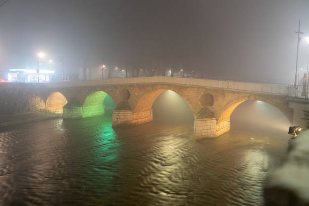 ponte latina em sarajevo - bósnia e herzegovina - fog old stone bridge - fotografias e filmes do acervo