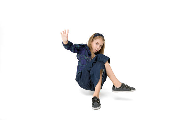 bella ragazza di 10 anni che balla hip hop su sfondo bianco in studio. isolato. studio di danza fotografica pubblicitaria, bambini attivi, ruolo dello sport nella vita. educazione non noiosa. le emozioni sorprendono. - 10 11 years cheerful happiness fun foto e immagini stock