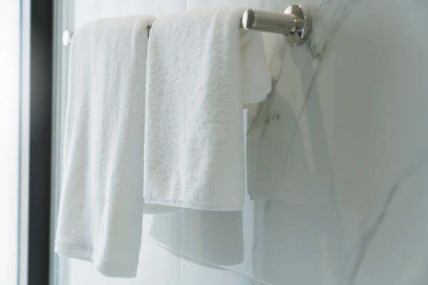 tovagliolo asciugamano inossidato stell rack in bagno - towel hanging bathroom railing foto e immagini stock