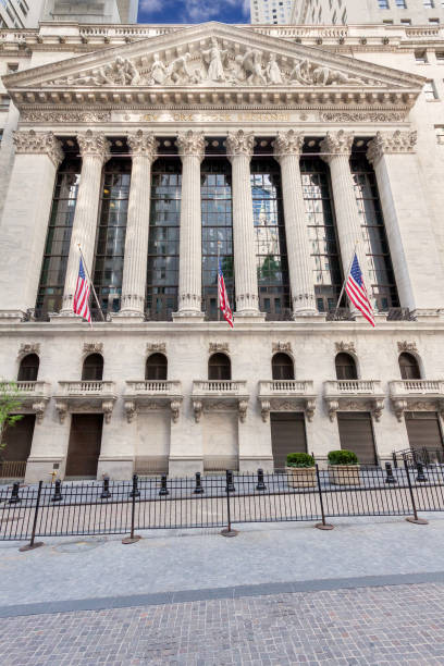 new york stock exchange aus der wall street, lower manhattan financial district, ny, usa. - wall street new york stock exchange american flag manhattan financial district stock-fotos und bilder