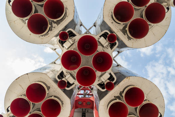 нижний вид на сопла космической ракеты - rocket booster фотографии стоковые фото и изображения