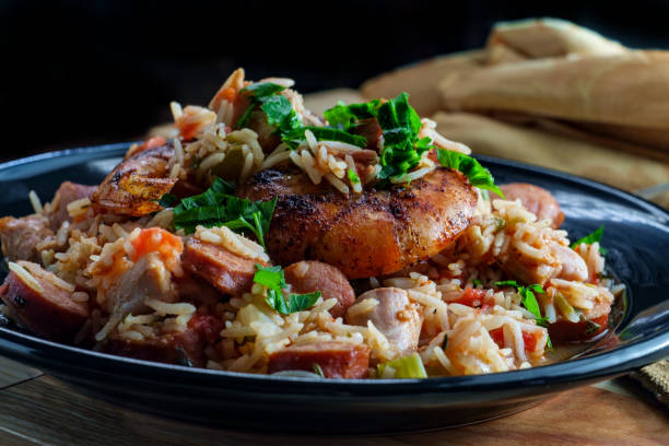 poulet aux crevettes andouille saucisse jambalaya - jamaican culture photos et images de collection