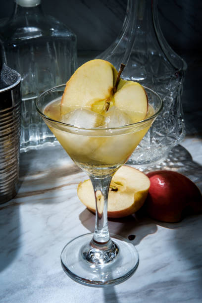 gin appletini cocktail - apple martini stock-fotos und bilder