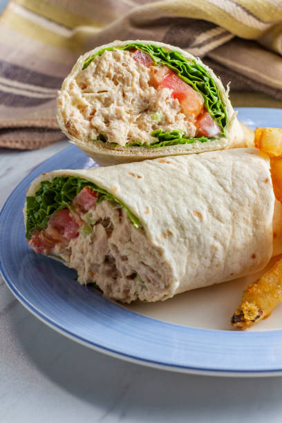 マグロサラダラップサンドイッチ - tuna salad sandwich ストックフォトと画像