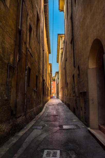 típico callejón estrecho con paredes de colores en el centro de bolonia, emilia-romaña, italia - narrow alley fotografías e imágenes de stock