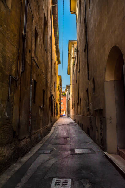 typowa wąska uliczka z kolorowymi ścianami w centrum bolonii, emilia-romania, włochy - narrow alley zdjęcia i obrazy z banku zdjęć