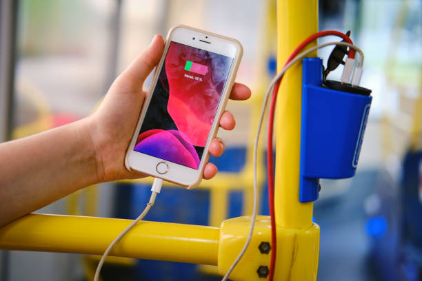 laden ihres iphones im bus - adapter apple stock-fotos und bilder