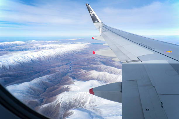 luftaufnahme schneebedeckter bergketten im winter aus dem fenster eines air new zealand fluges während des fluges in richtung queenstown am 24. juli 2020 - fensterplatz fahrzeugsitz stock-fotos und bilder