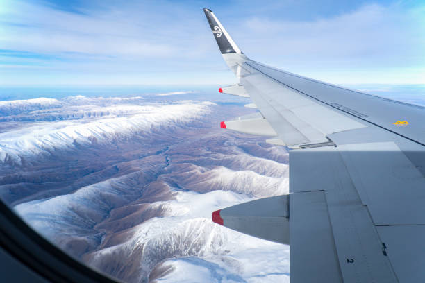 2020년 7월 24일 퀸즈타운을 향해 비행하는 동안 에어 뉴질랜드 비행의 창에서 겨울에 눈 덮인 산맥의 공중 보기 - tourism day winter mountain peak 뉴스 사진 이미지