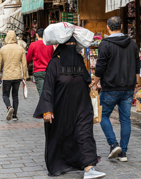 mujer egipcia tradicional - el khalili fotografías e imágenes de stock
