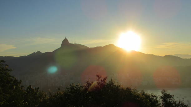 wzgórze corcovado i zachód słońca w rio de janeiro - brazil silhouette sunset guanabara bay zdjęcia i obrazy z banku zdjęć