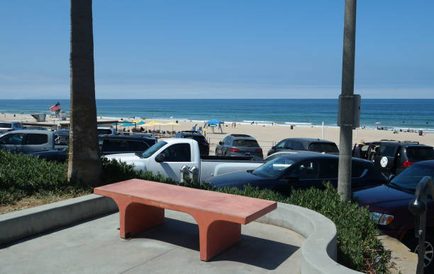 banco com vista para estacionamento e praia - beach parking lot car equipment - fotografias e filmes do acervo