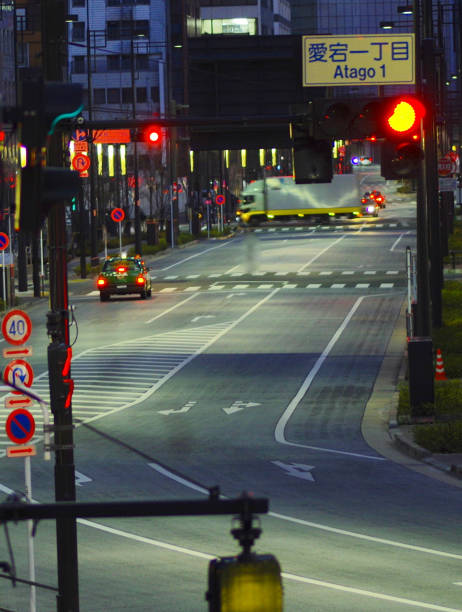 nocna droga w tokio, japonia. - asphalt truck transportation mode of transport zdjęcia i obrazy z banku zdjęć