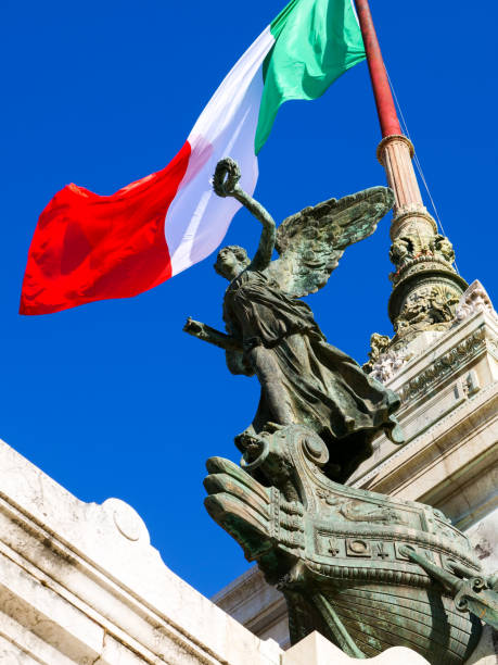 włoskie flagi powiewają na sanktuarium della patria lub vittoriano w rzymie - washington dc monument sky famous place zdjęcia i obrazy z banku zdjęć