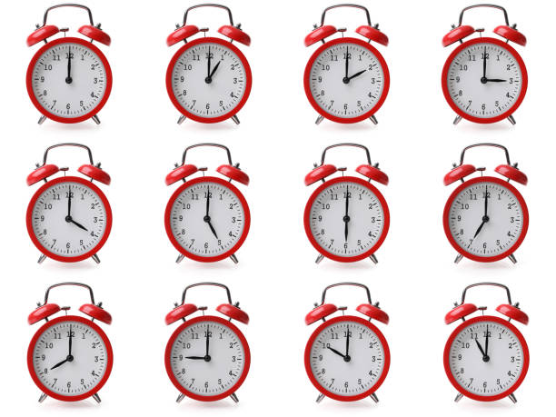 1時間から12時までの異なる時刻設定で目覚まし時計のコンパイル - 5 minutes to 12 ストックフォトと画像