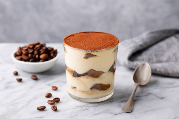 tiramisu dessert in glas. marmor hintergrund. nahaufnahme. - close up cookie gourmet food stock-fotos und bilder