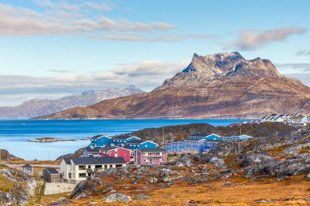 inuit häuser und hütten verstreut über tundra landschaft in wohnvorort von nuuk stadt mit fjord und berge im hintergrund, grönland - clear sky village landscape landscaped stock-fotos und bilder