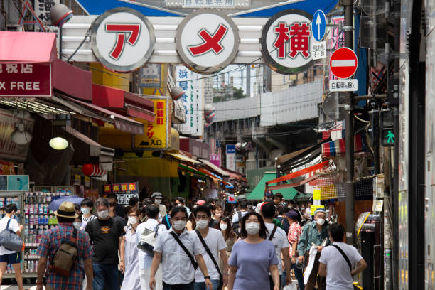 people who wear surgical mask and shop under the influence of "covid-19" - market asia photography outdoors imagens e fotografias de stock