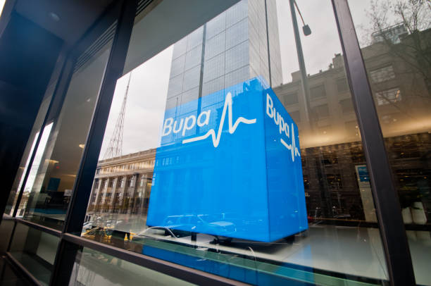 bupa krankenkasse unternehmen blaue logo-statue im gebäude - medical research healthy lifestyle paper healthcare and medicine stock-fotos und bilder