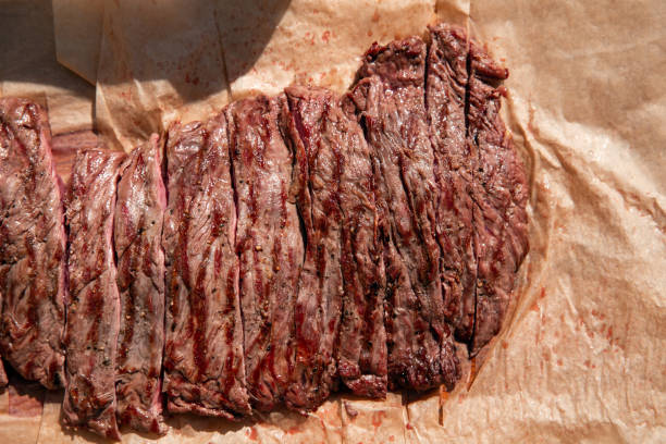 tradycyjny stek z grilla pokrojony z bliska wołowina bavette gotowy do jedzenia, - steak close up grilled skirt steak zdjęcia i obrazy z banku zdjęć