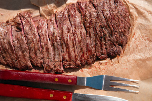전통적인 바베큐 스테이크 슬라이스 클로즈업 쇠고기 바벳 먹을 준비가, - steak close up grilled skirt steak 뉴스 사진 이미지