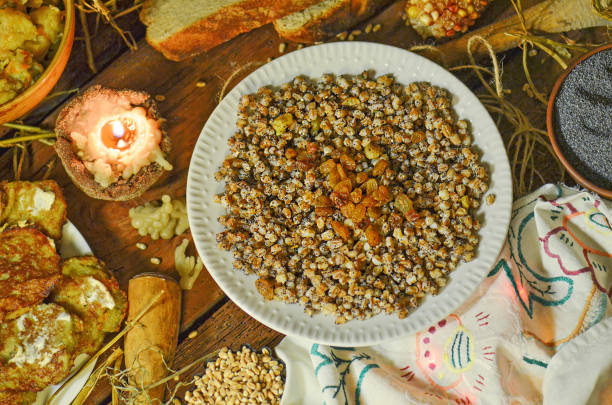 ナッツ、ケシの種、ドライフルーツと甘い小麦クティア - cereal plant processed grains rice wheat ストックフォトと画像