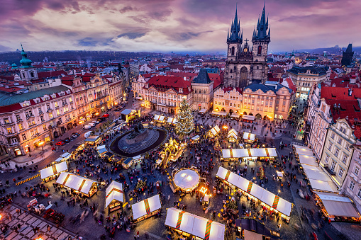 Vista elevada de la plaza del casco antiguo de Praga, República Checa, con el tradicional mercado navideño photo