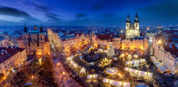 panoramavy till gamla stan torget i prag med den berömda julmarknaden och festliga ljus - prague christmas bildbanksfoton och bilder