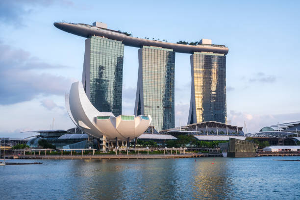марина бэй сэндс в сингапуре в день - night marina architecture artificial стоковые фото и изображения