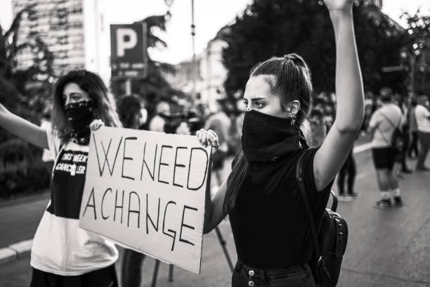 femmes protestantes retenant une affiche - civil rights photos et images de collection