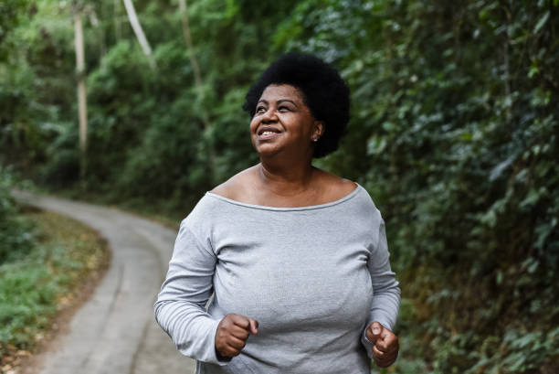 cuerpo mujer positiva corriendo en el parque natural - senior women cheerful overweight smiling fotografías e imágenes de stock