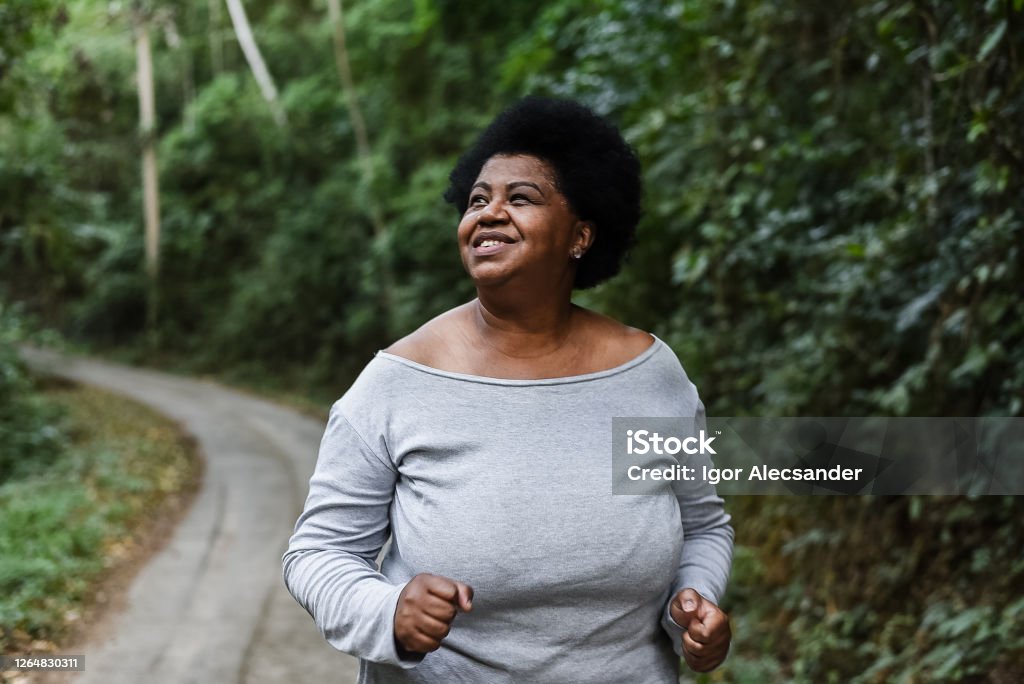 자연 공원에서 달리는 신체 긍정적 인 여성 - 로열티 프리 과체중 스톡 사진