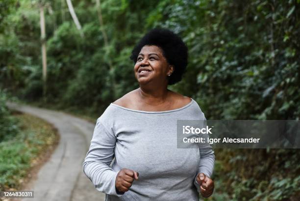 자연 공원에서 달리는 신체 긍정적 인 여성 과체중에 대한 스톡 사진 및 기타 이미지 - 과체중, 한 명의 여자만, 운동