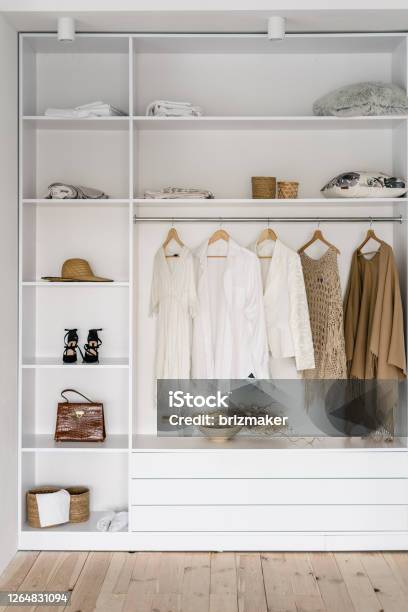 Frustration hår væsentligt Modern And Open Garderobe In Dressing Room Stock Photo - Download Image Now  - Cloakroom, Clothing, Drawer - iStock