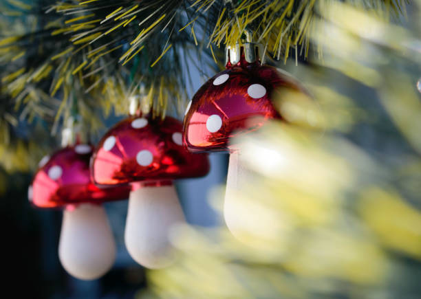 choinka zabawki grzyby ropuchastool. blichtr. rozmyte tło - martini cocktail christmas blue zdjęcia i obrazy z banku zdjęć