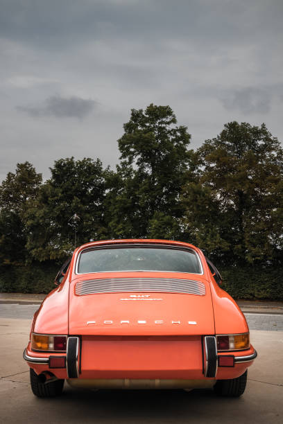 porsche 911t niemiecki oldtimer samochód na cars & coffee oldtimer spotkanie w muzeum mercedes-benz - porsche 911 zdjęcia i obrazy z banku zdjęć