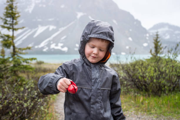 счастливый молодой милый рыжий мальчик прогулка по тропе на озере боу летом - child outdoors bow horizontal стоковые фото и изображения