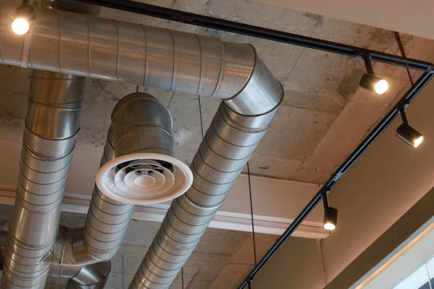 conduits de ventilation de climatisation dans le stock de bâtiment - canal photos et images de collection